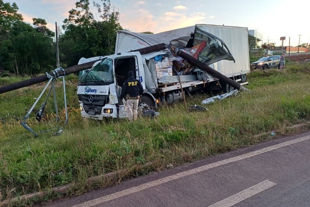 Motorista de caminhão morre em saída de pista na BR-285 em Ijuí