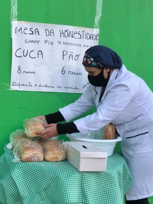'Mesa da honestidade': Moradora de SC deixa pães e cucas na rua para vender e sai para trabalhar: 'Confio nas pessoas', diz