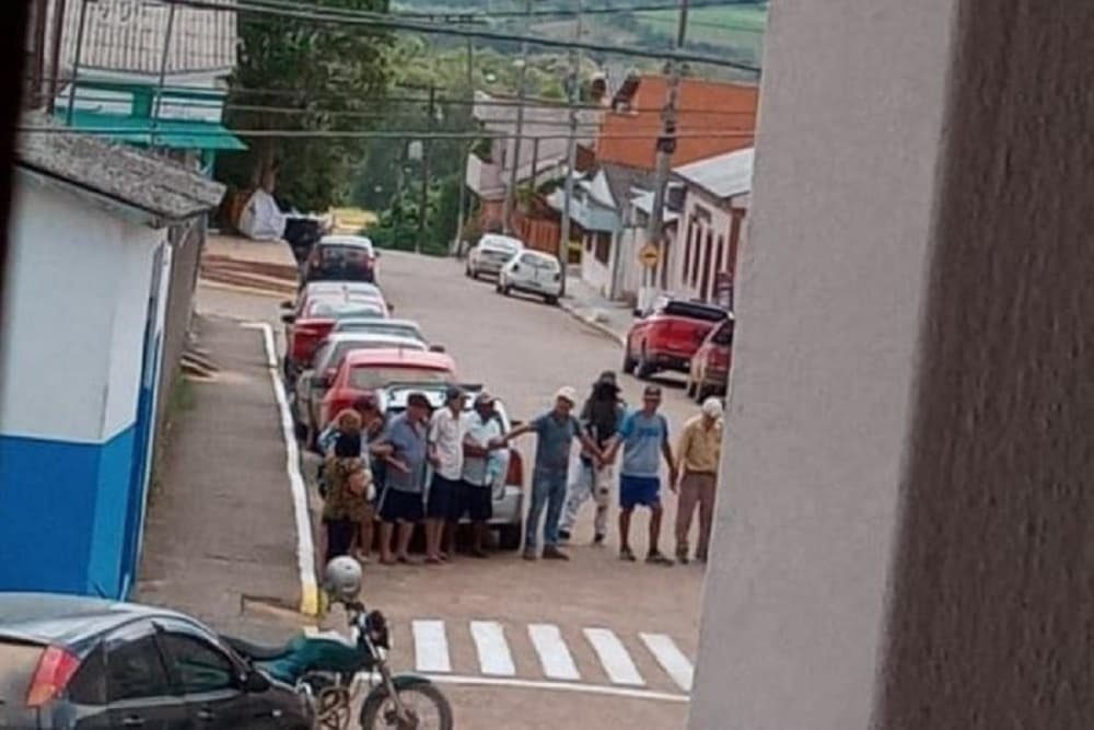 Grupo ataca banco, faz reféns e obriga moradores a formarem cordão humano em Amaral Ferrador