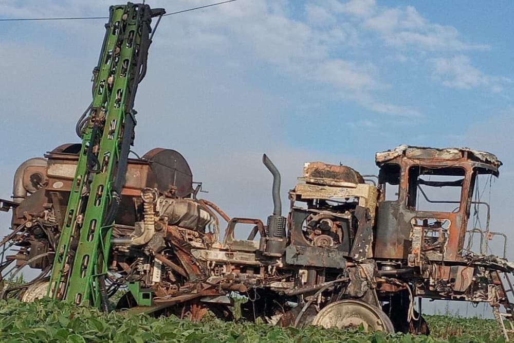 Pulverizador incendeia após encostar na rede elétrica em Coronel Bicaco