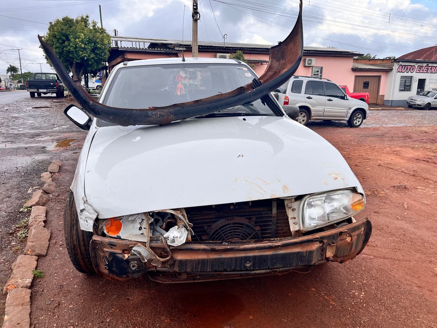 Homem fica ferido após colisão que envolveu três veículos na Avenida do Comércio em Santo Augusto