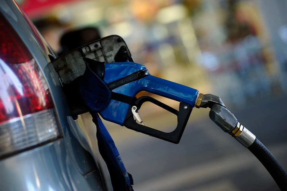 Governo publica MP que prorroga desoneração de impostos federais sobre a gasolina