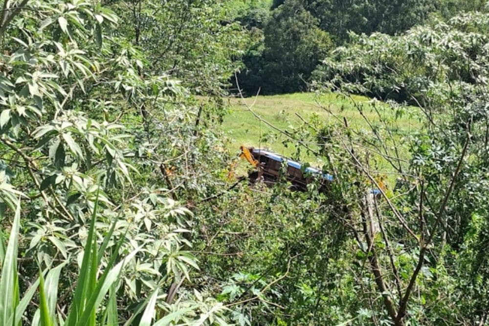 Ônibus com estudantes da UFSM cai em declive e deixa mortos no RS