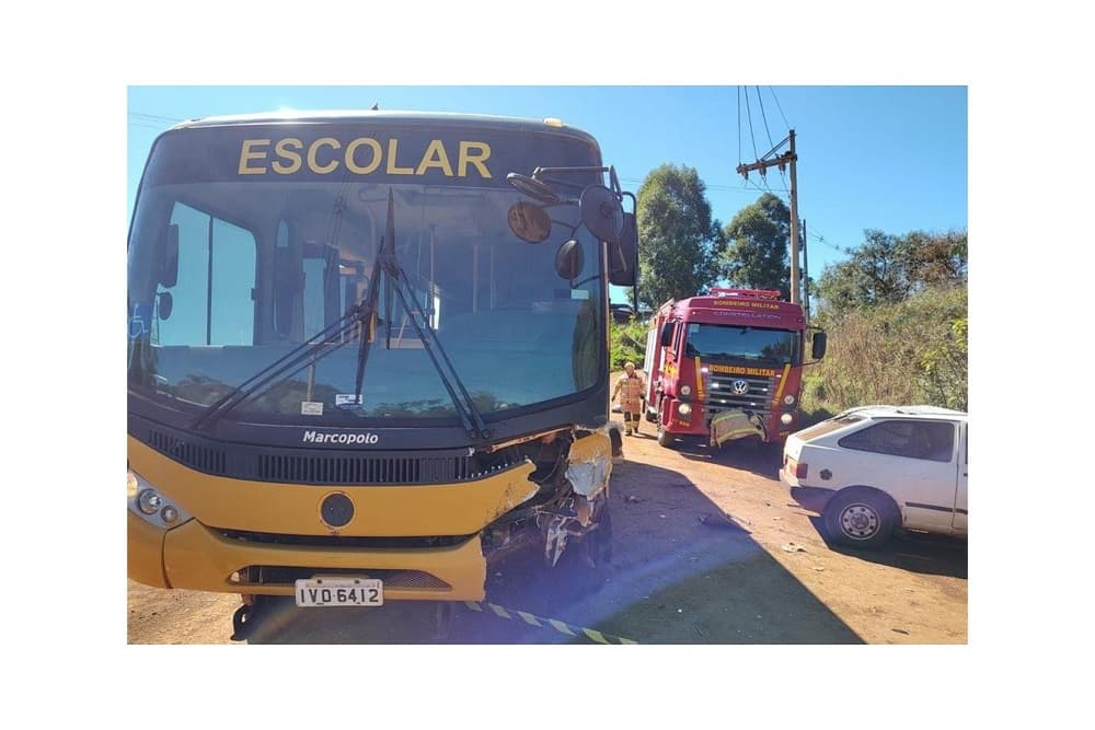 Idoso morre após carro bater de frente em ônibus escolar no noroeste do RS