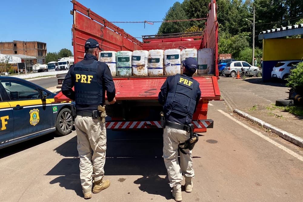 PRF apreende caminhão com 3 toneladas de agrotóxicos ilegais