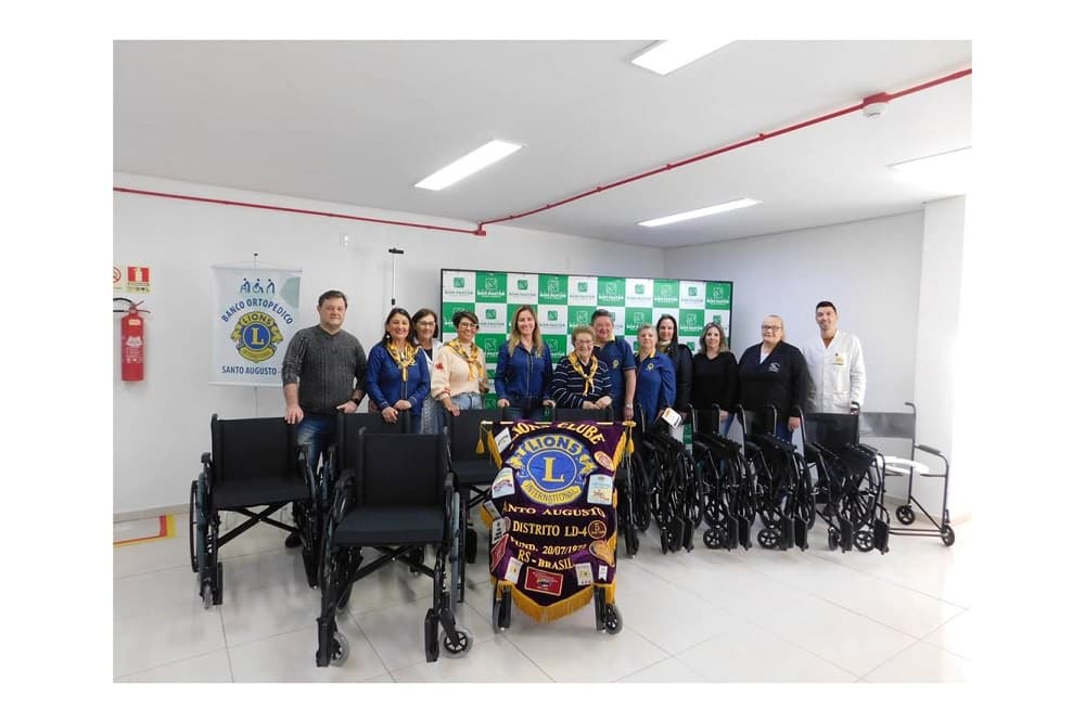 Lions Clube entrega 10 cadeiras de roda ao Hospital Bom Pastor