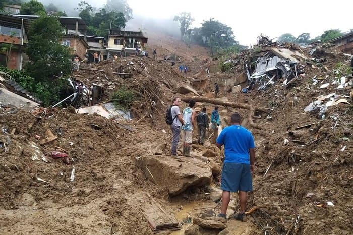 Temporal causa deslizamentos e deixa pelo menos 38 mortos em Petrópolis, no RJ