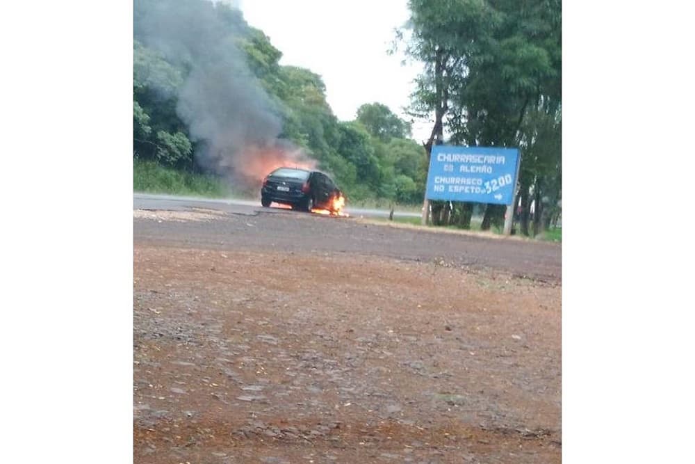 Veículo pega fogo na BR-468 em Coronel Bicaco