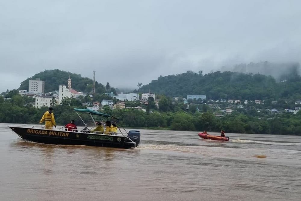 Bombeiros procuram homem desaparecido em naufrágio de balsa no Rio Uruguai