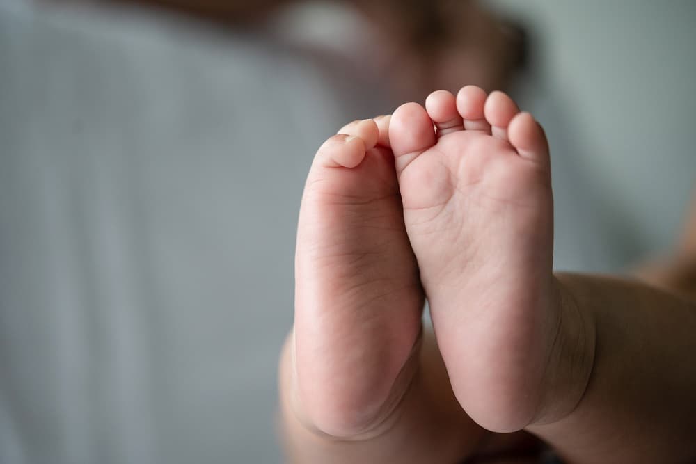 Após perder filho, suspeita sequestra bebê de mulher em situação de rua e diz a familiares ser a criança dela