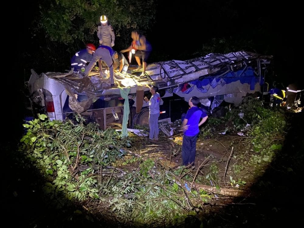 Ônibus cai em ribanceira e deixa 10 mortos e outros 21 feridos no PR