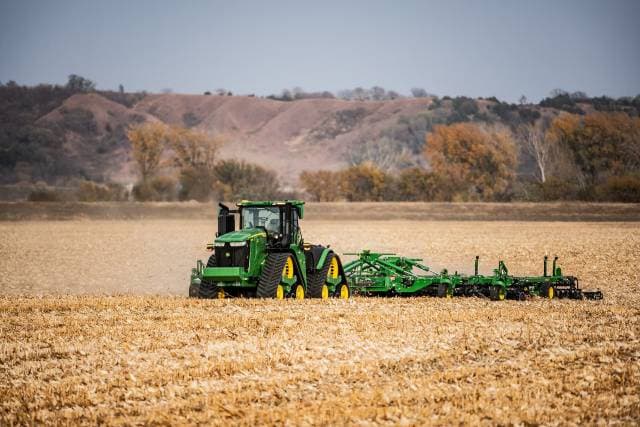 Máquinas autônomas da John Deere serão fabricadas com antenas da Starlink