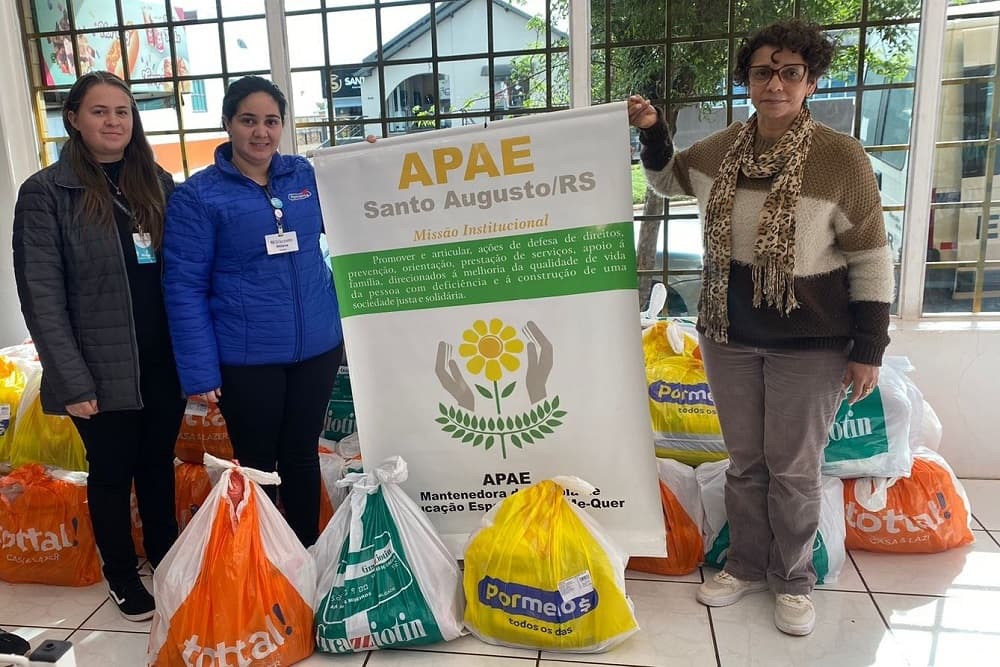 APAE recebe cestas básicas do projeto 'Compra Solidária' do grupo Grazziotin