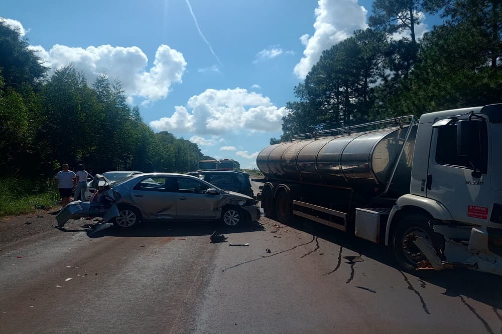 Acidente envolve um caminhão e quatro automóveis em Coronel Bicaco