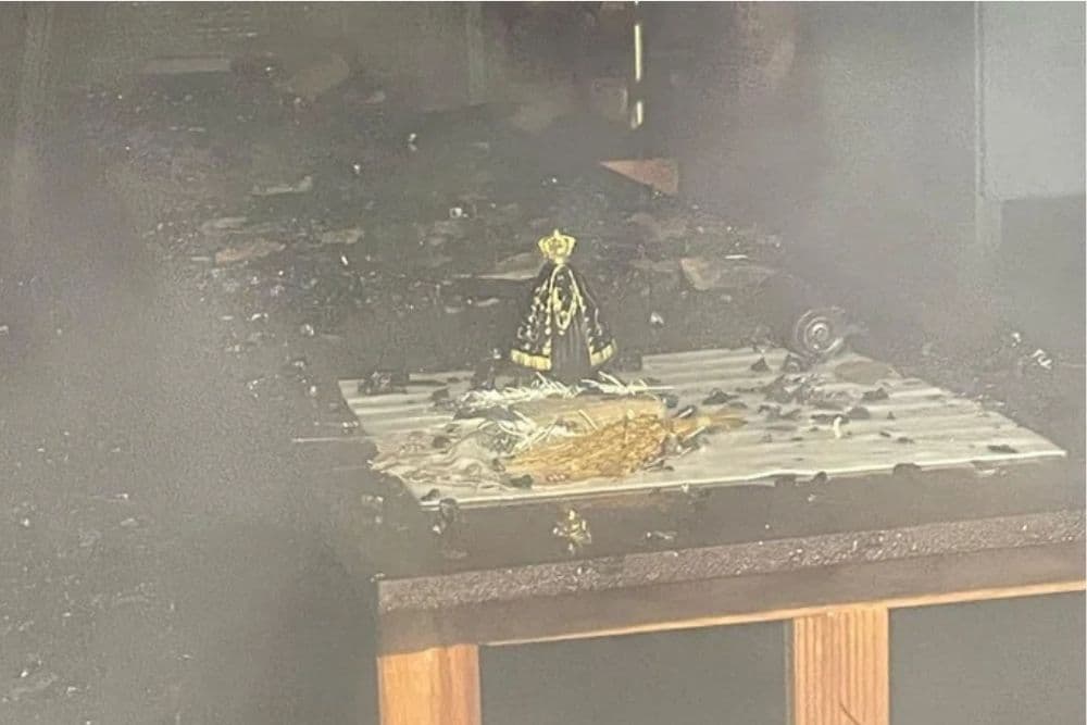 Imagem de Nossa Senhora Aparecida fica intacta após incêndio destruir casa em Tapejara