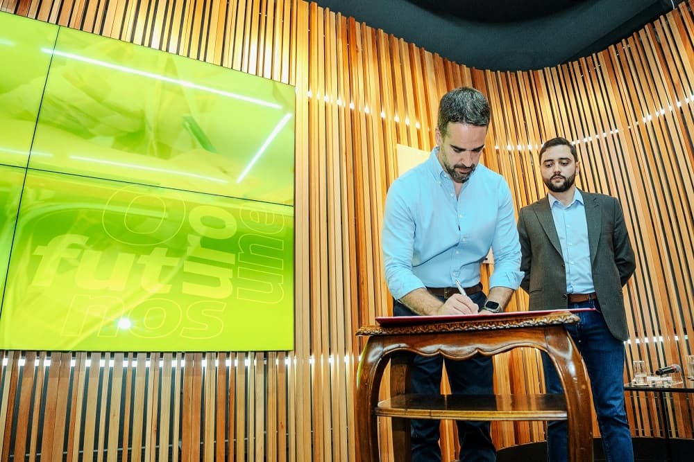 Governo reformula programa para combater evasão escolar e lança iniciativa voltada para empregabilidade jovem