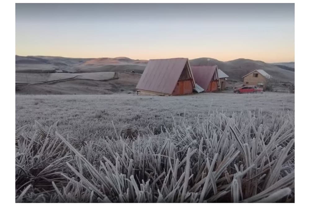 Com temperaturas perto de 0ºC, cidades da Serra do RS são cobertas por geada