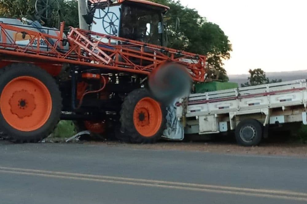 Grave acidente de trânsito entre máquina agrícola e camioneta foi registrado na ERS-207, em Crissiumal