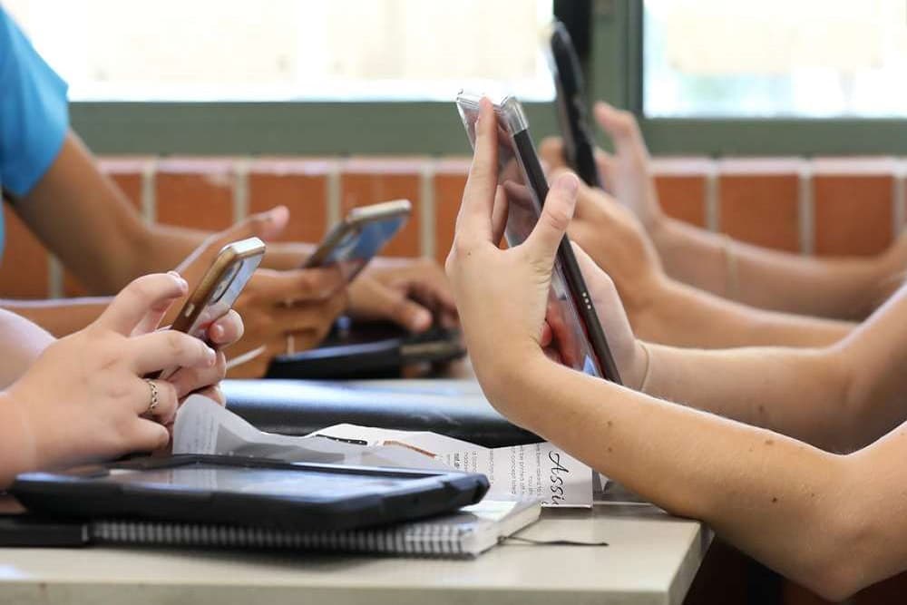 Sancionada lei que restringe uso de celular em escolas