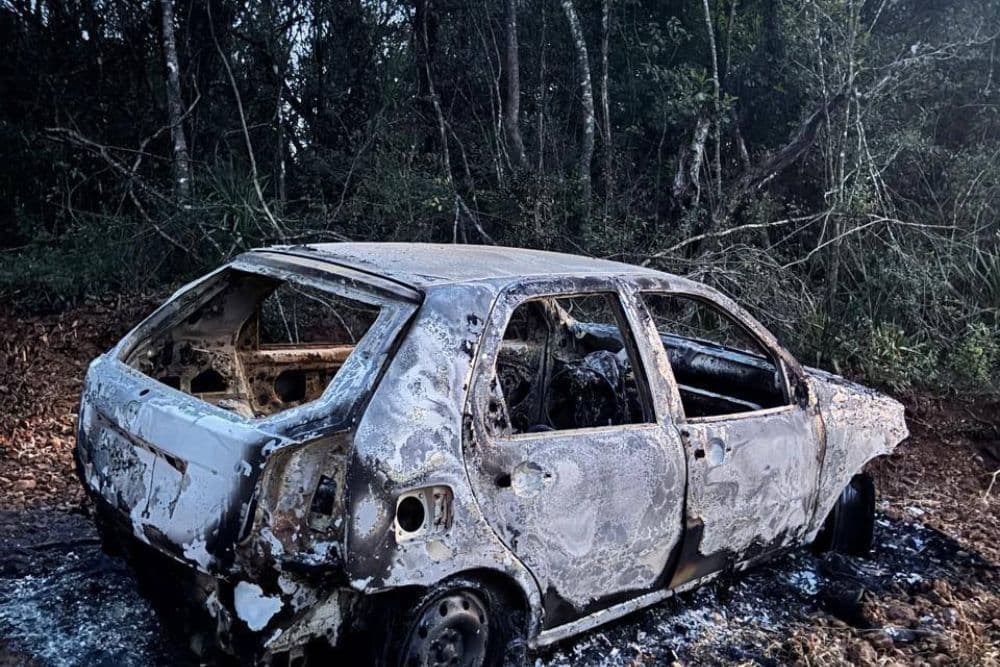 Corpo carbonizado é encontrado em porta-malas de veículo em Coronel Bicaco