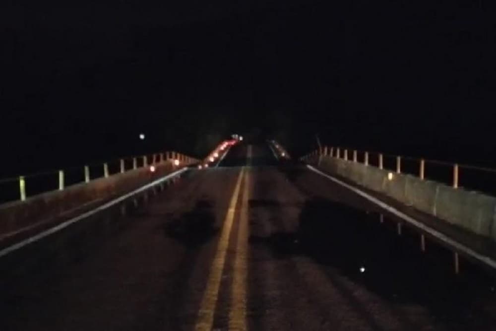 Ponte que liga Caxias do Sul e Nova Petrópolis cede durante cheia do Rio Caí