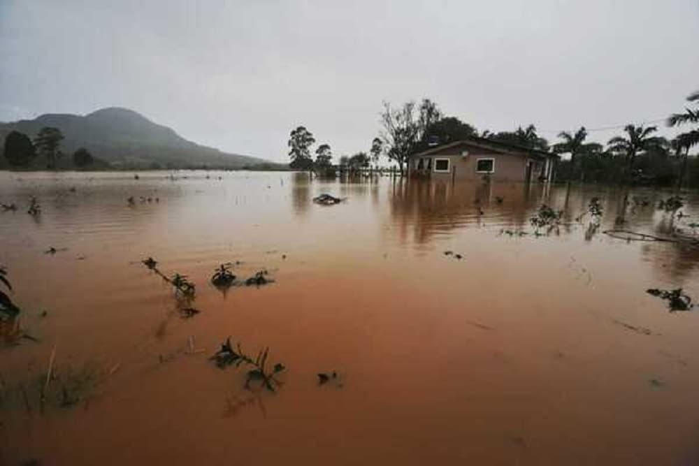 Ciclone deixa ao menos 460 mil clientes sem luz no RS