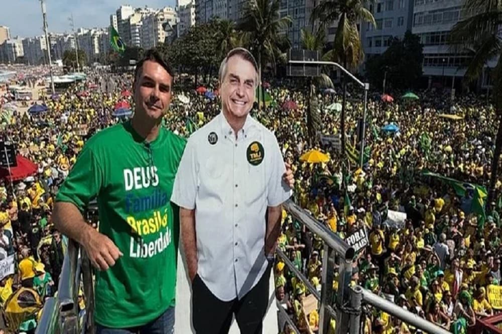 Bolsonaro participa por telefone de ato de apoiadores, aparece em rede social de Flávio e pode ter problemas com o STF
