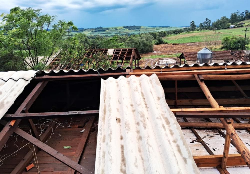 Temporal destelha casas e causa estragos em propriedades rurais de Frederico Westphalen