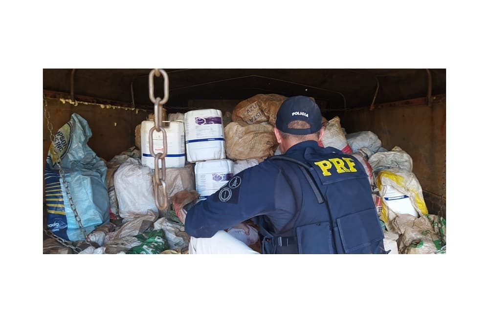 PRF apreende caminhão carregado com 2.500 litros de agrotóxicos ilegais