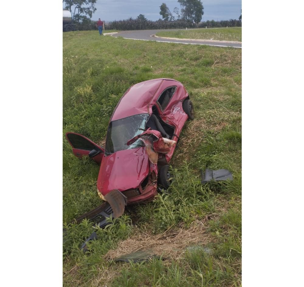 Mulher fica ferida em colisão envolvendo carro e caminhão no trevo de Esquina Boa Vista