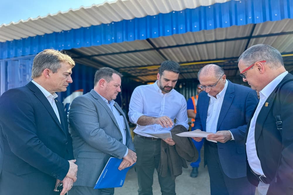 Documento com sugestões para fortalecimento da cadeia leiteira gaúcha é entregue a Alckmin