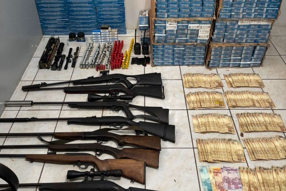 Dois homens são presos e grande quantidade de armas e cigarros é apreendida em Derrubadas