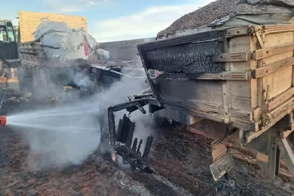 Caminhão e área de lavoura são consumidos por incêndio, em Tupanciretã