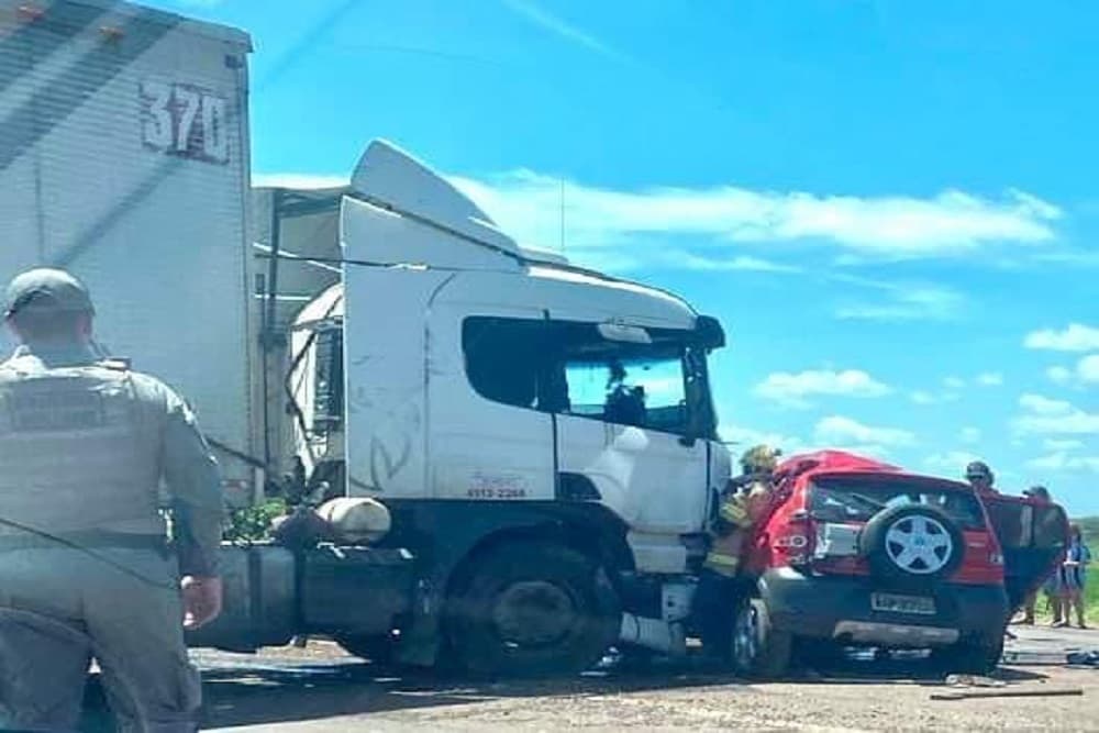 Casal morre em acidente entre carro e carreta em São Luiz Gonzaga