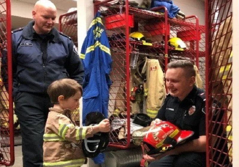 Criança leva currículo e consegue emprego nos bombeiros para 2034