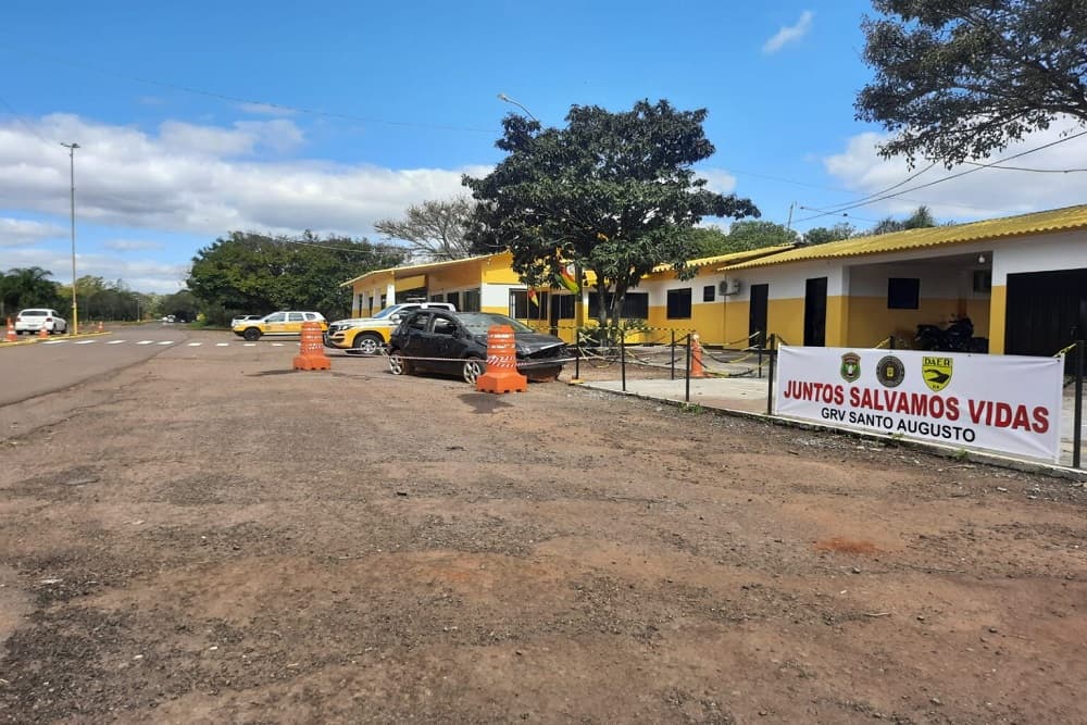 Exposição de carro acidentado chama atenção para a Semana Nacional do Trânsito