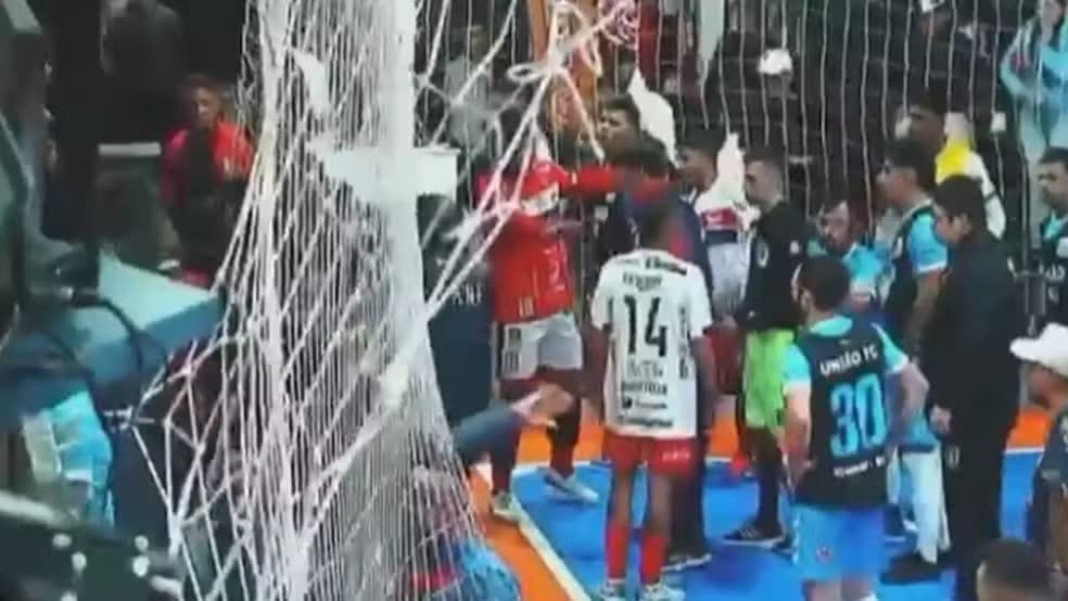 Homem invade arquibancada e dá facadas em torcedor durante partida de futsal em Sarandi