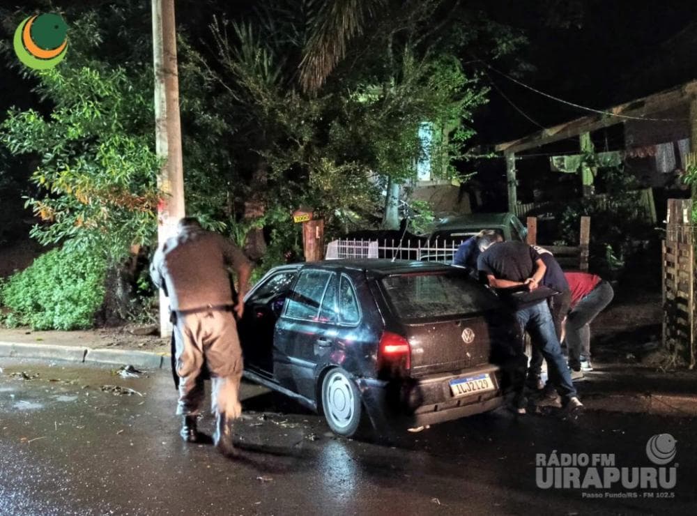 Homem colide carro em poste e morre eletrocutado em Passo Fundo