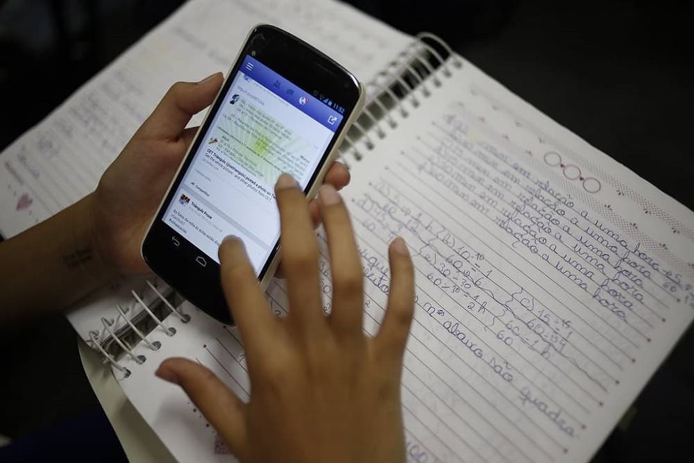 PODCAST| “É tudo diferente, mas tento manter minha rotina”, diz estudante sobre desafios e adaptações para as aulas online