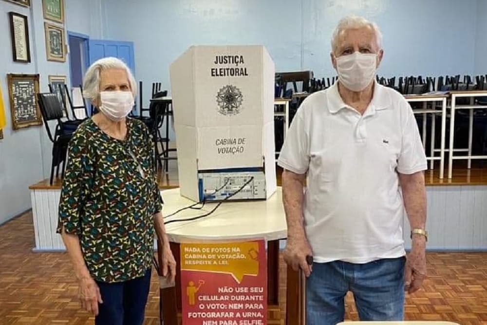 Casal de 90 anos dá aula de como exercer a democracia em Santo Augusto