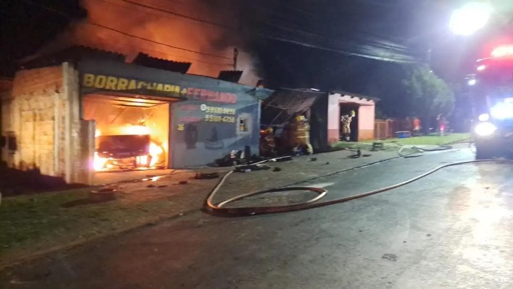 Incêndio destrói borracharia, veículo e parte de casa em Ijuí