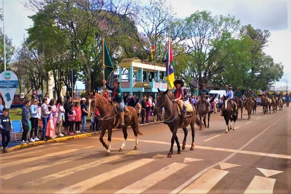 Desfile Farroupilha reúne bom público na Avenida do Comércio
