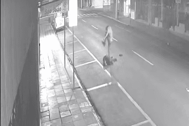 Homem é preso por tentar assassinar uma pessoa em situação de rua para demonstrar a amigos “como se mata alguém”