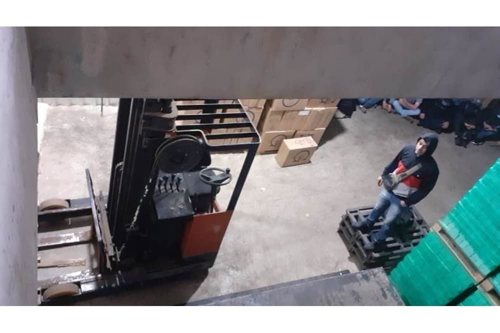 Dezesseis trabalhadores estrangeiros são localizados enclausurados em fábrica de cigarros clandestina