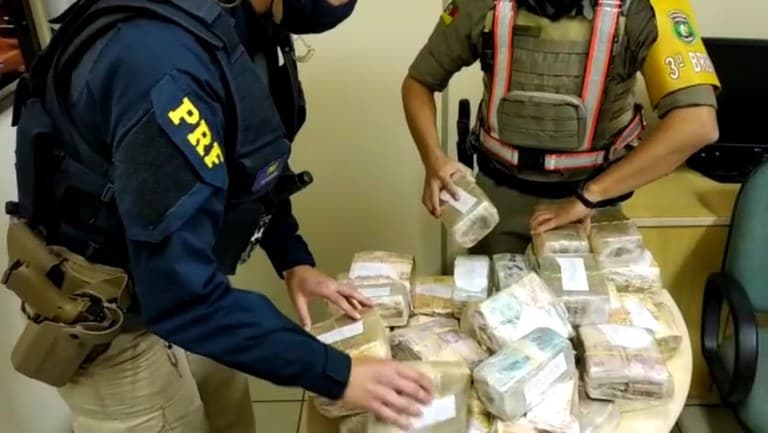Polícia apreende 1,2 milhão de reais sem procedência no RS