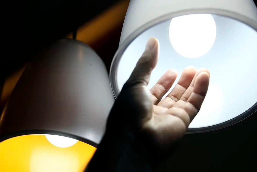 Aneel reduz custo adicional na conta de luz após correção de dados pelo ONS