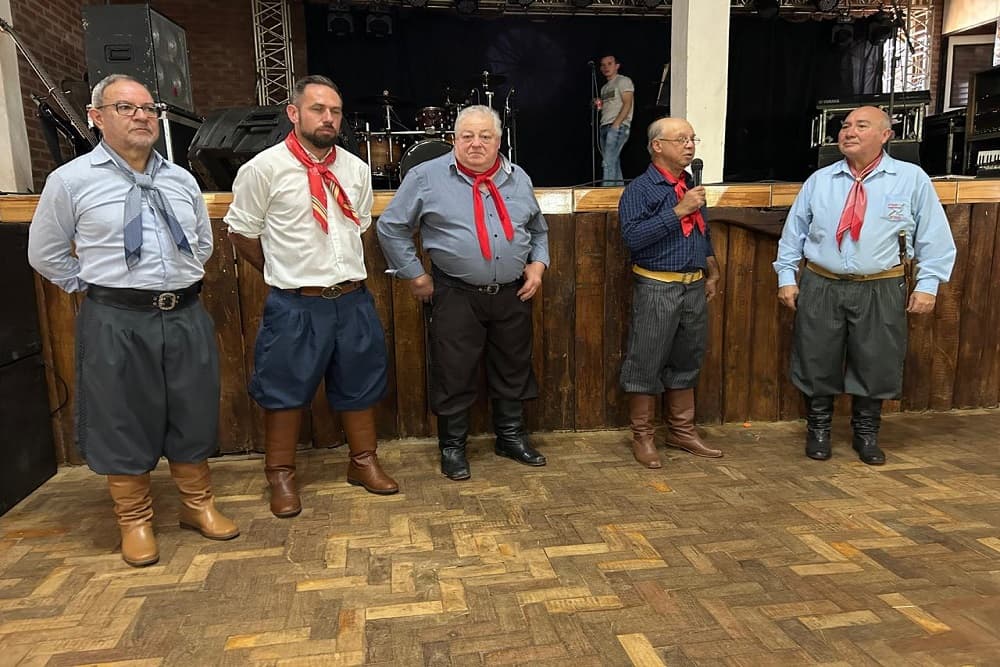Com churrasco e fandango, CTG Carreteiros dos Pampas completou 51 anos