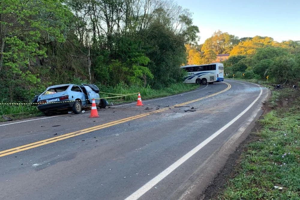 Quatro pessoas morrem em acidente entre carro e ônibus na RS-404, em Rondinha