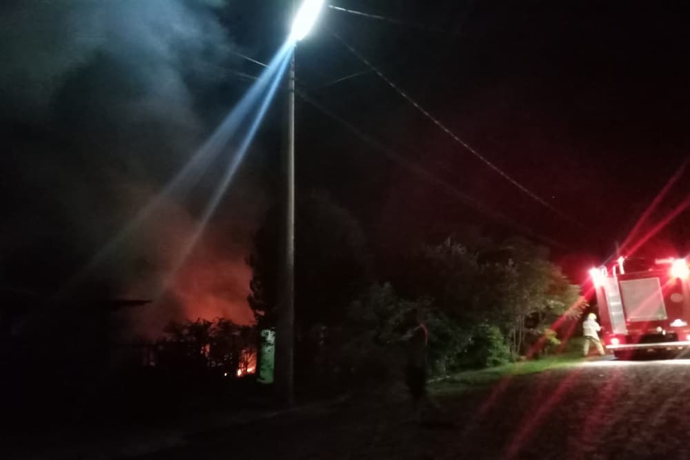 Incêndio consome residência em Coronel Bicaco