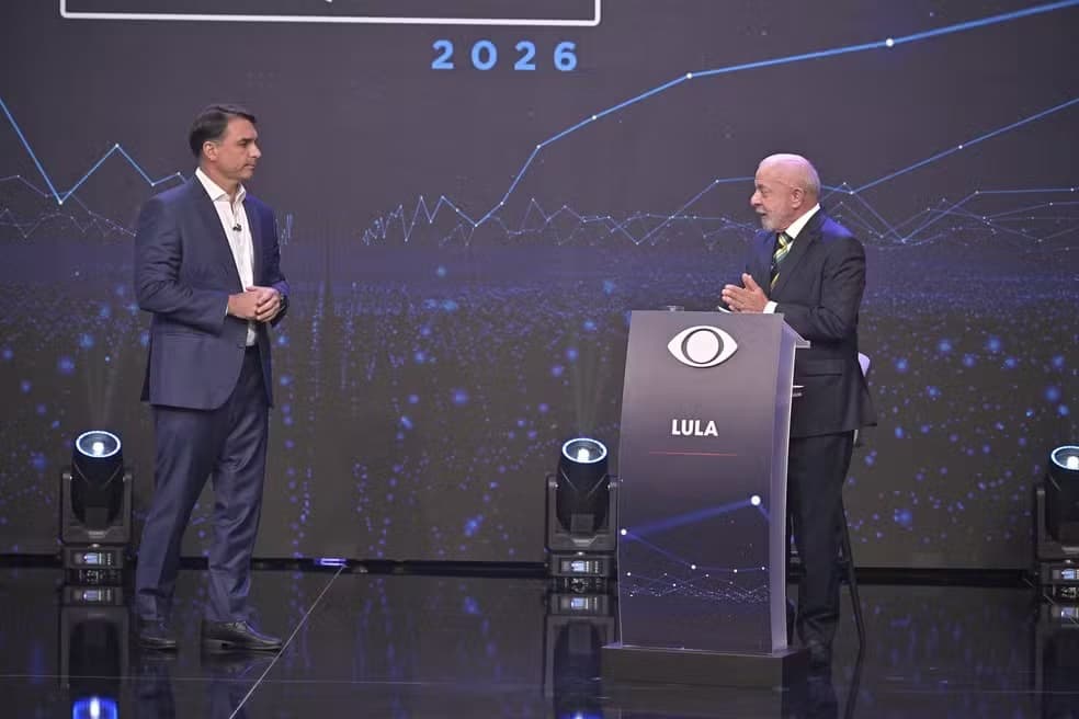 No 1º debate, Lula e Flávio Bolsonaro trocam acusações e provocações
